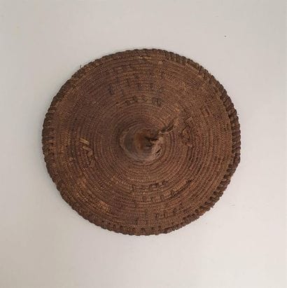 BATAMMALIBA, TOGO.
Bouclier en paille tressée.
D.:...