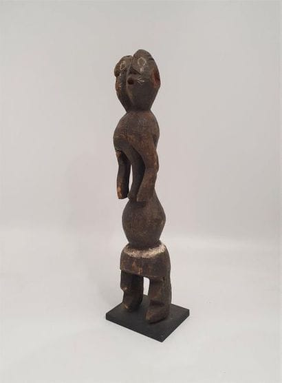 CHAMBA, NIGERIA.
Statue en bois sculpté avec...