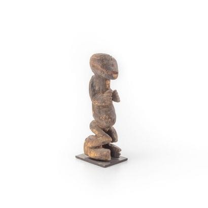 MAMBILA, NIGERIA.
Bois fortement patiné.
Statuette...