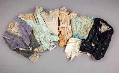 Eléments de costumes tirés de la garde-robe...