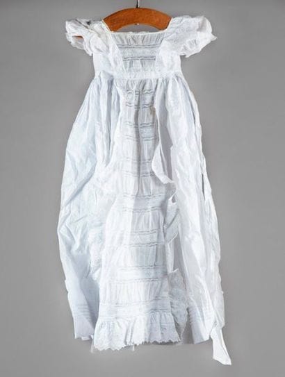 Robe de baptême et bonnet brodés, fin du...