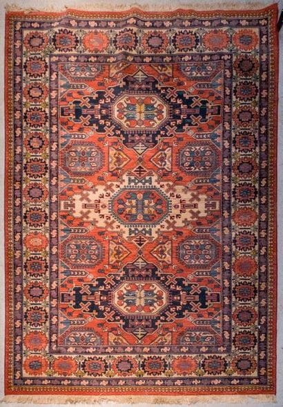 Important tapis en laine à décor de médaillons...