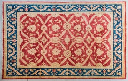 Tapis de type Agra (Inde) de forme rectangulaire...