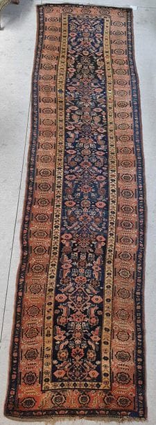 Tapis turc de galerie à décor de motifs floraux...