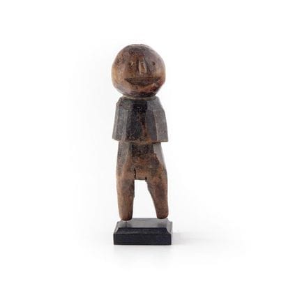 NEPAL.
Bois fortement patiné.
Statuette féminine...