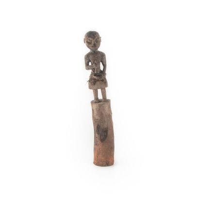 FON, BENIN. 
Bois dur, textile, légère croute...