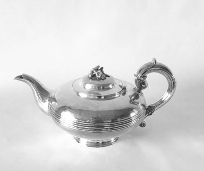 Théière en argent à décor de moulures. Petit...