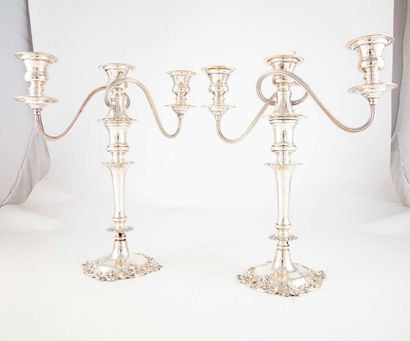 Paire de grands bougeoirs pouvant former...