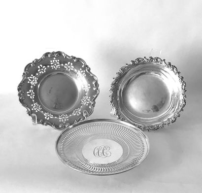 Ensemble dépareillé de trois dessous de bouteille...