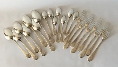 Ensemble de sept cuillères et huit fourchettes...