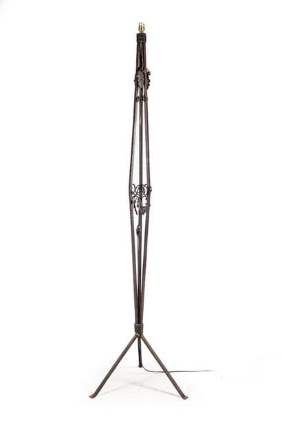 Lampadaire en fer forgé

Style Art Déco

H....