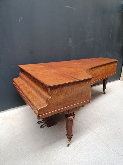 
ÉRARD.




Piano demi-queue à sept octaves.




Le...