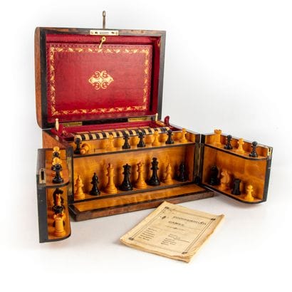 Coffret en placage de bois de ronce, regroupant...