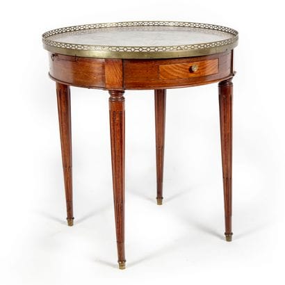 Table bouillotte en acajou de forme circulaire,...