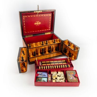 Coffret en placage de bois de ronce, regroupant...