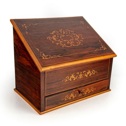 Ecritoire en placage de palissandre à décor...