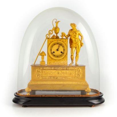 Pendule en bronze doré à sujet de Bacchus,...