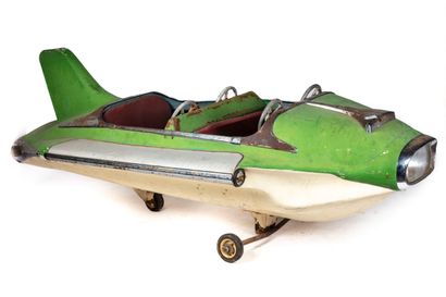 ANONYMOUS

Four-seater plane in green fiberglass...