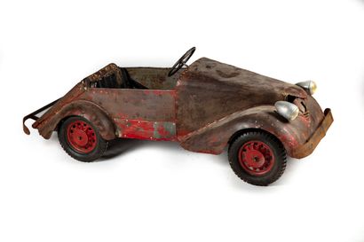 Pedal car, the body in red sheet metal

H....