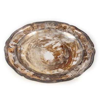 Plat creux en argent de forme ronde, à bord...