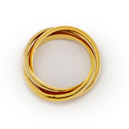Bague constituée de trois anneaux entrelacés...