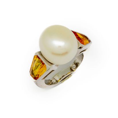 Bague en or gris ornée d'une perle encadrée...