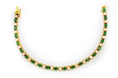 Bracelet ligne souple en or jaune orné de...