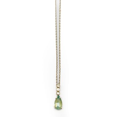 Pendentif serti griffes d'une aigue marine...