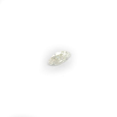Diamant navette sur papier, pesant 0,5 c...