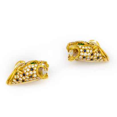 Paire de boucles d'oreille en or jaune ornée...