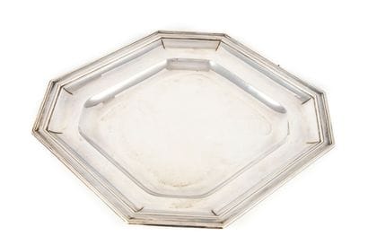 RAVINET D'ENFERT
Plat de forme carré en argent...