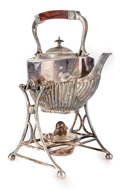Samovar en métal argenté, poignée en bois
Travail...