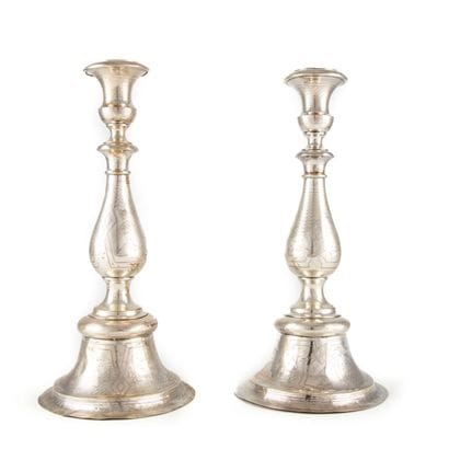 Paire de bougeoirs en argent à bulbe finement...