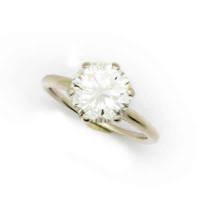 Bague ornée d'un solitaire de taille moderne...