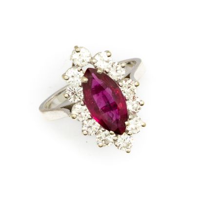 Bague en or gris de forme navette, ornée...