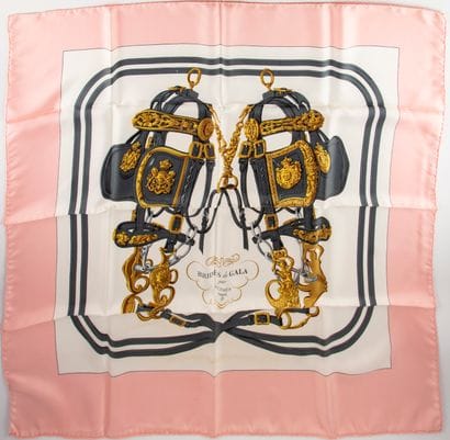 HERMES - Paris
Carré en soie à motif imprimé,...