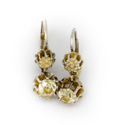 Paire de dormeuses d'oreille ornée de diamants
Poids...