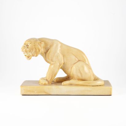 Tigre en faïence émaillée craquelée 
H. :...