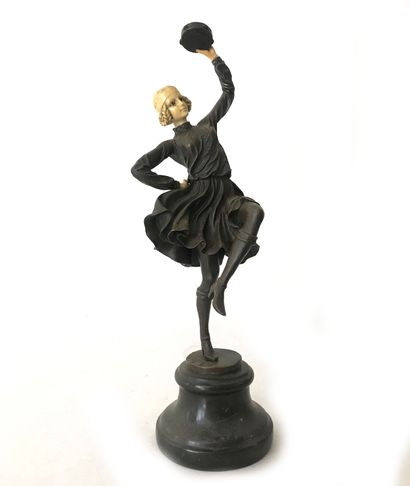 ECOLE FRANCAISE XXe
Danseuse russe au tambourin
Bronze...