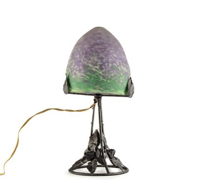 Lampe à poser, le pietement en métal laqué...