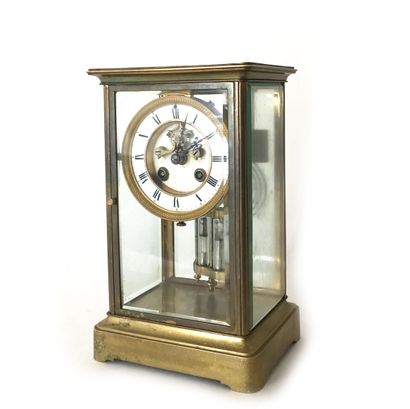 Pendule cage en bronze et pannneaux de verre....