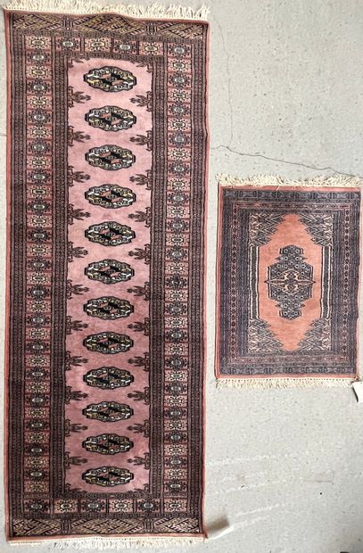 Tapis de galerie en laine à frise de boteh....