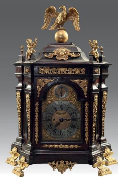 Pendule en palissandre, de forme trapézoïdale,...