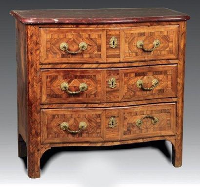 Commode en palissandre ouvrant à trois tiroirs...