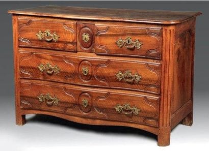 Commode en chêne et noyer mouluré ouvrant...