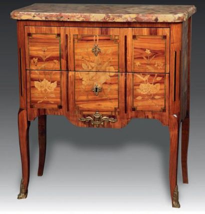 Commode en marqueterie de fleurs et vases...