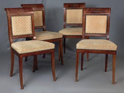 Suite de quatre chaises en acajour et marquetterie...