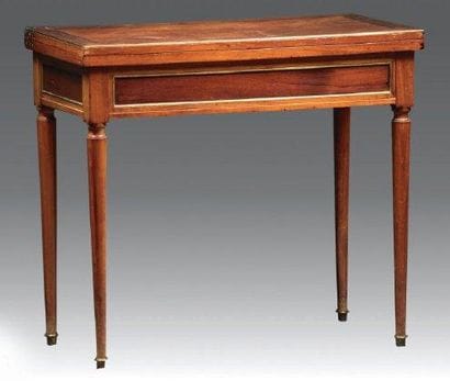 Table à jeu en bois fruitier et filets noirs,...