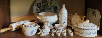 Important ensemble de porcelaine et faïence...