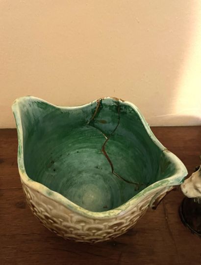 Paire de cache-pots en barbotine à décor...